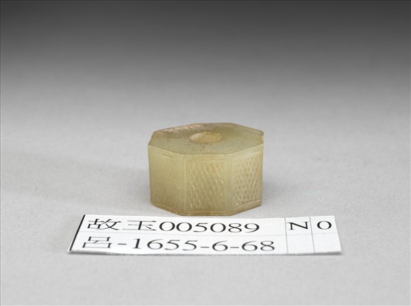 玉八角形雕花飾件