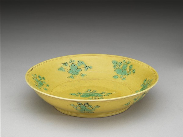 嬌黃釉綠彩花果紋盤