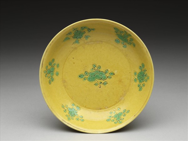 嬌黃釉綠彩花果紋盤