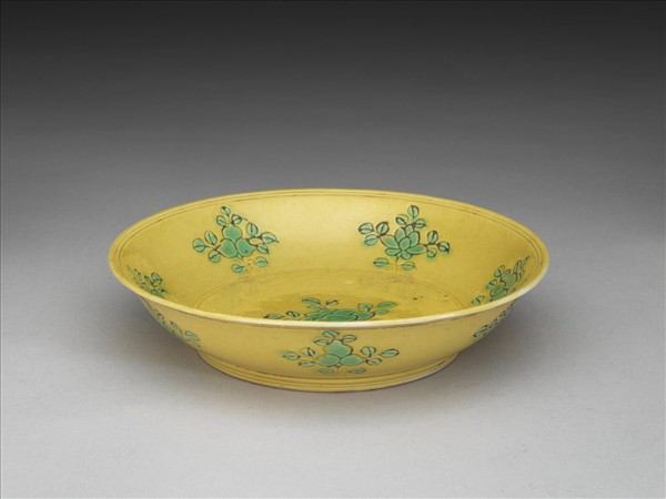 嬌黃釉綠彩花果紋盤