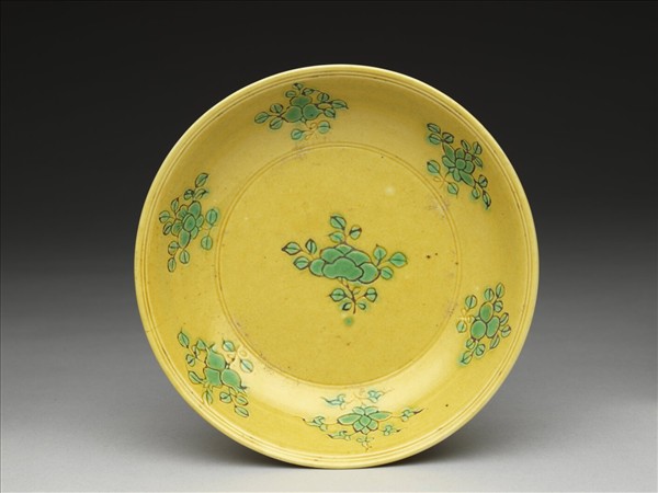 嬌黃釉綠彩花果紋盤
