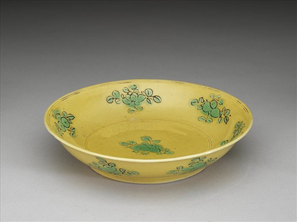 嬌黃釉綠彩花果紋盤