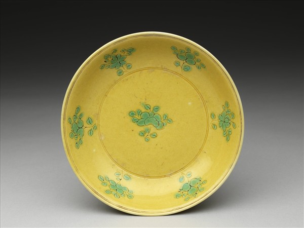 嬌黃釉綠彩花果紋盤