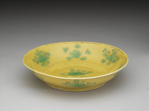 嬌黃釉綠彩花果紋盤
