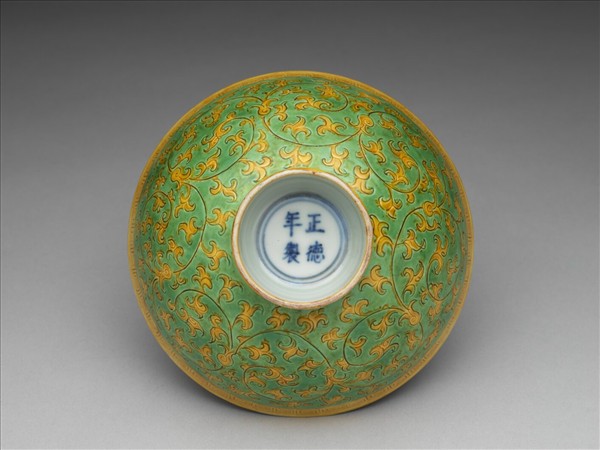 嬌黃釉綠彩花卉紋高足碗