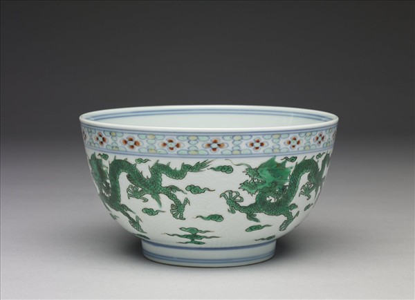 白瓷綠彩五龍紋碗