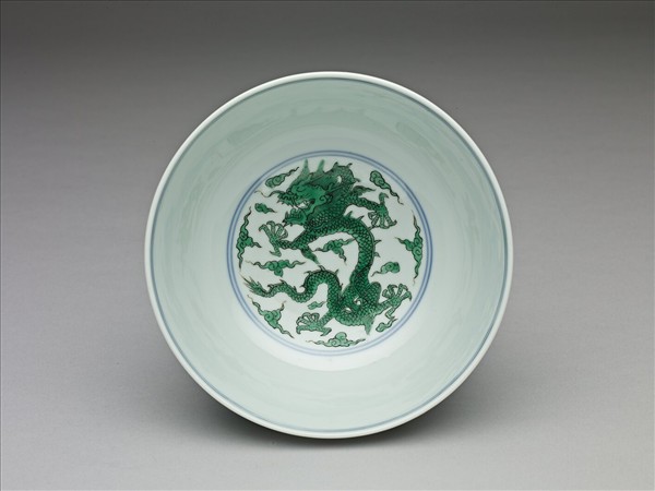白瓷綠彩五龍紋碗