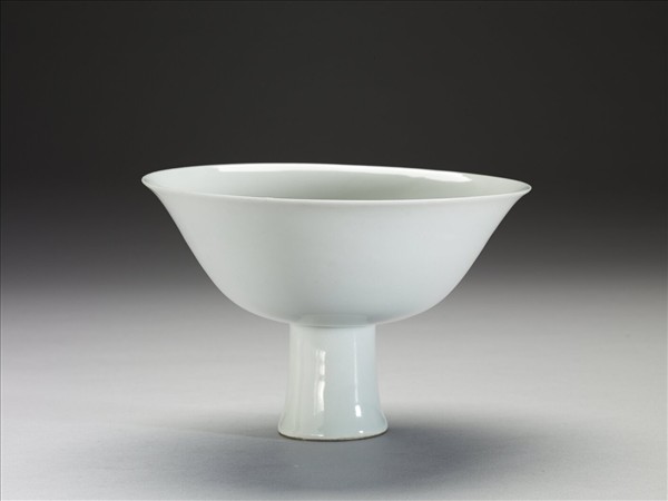 甜白釉暗龍紋高足碗