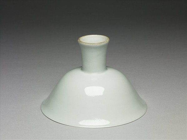 甜白釉暗龍紋高足碗