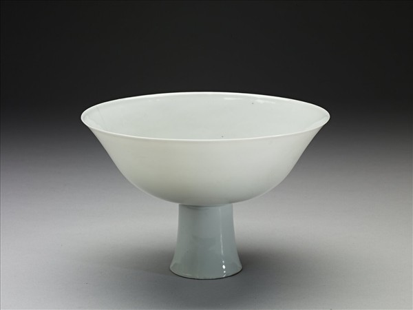 甜白釉暗龍紋高足碗