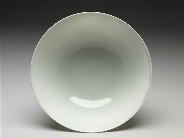 甜白釉暗龍紋高足碗