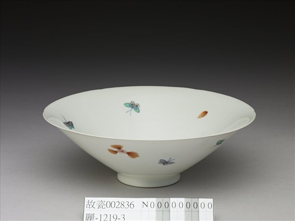 鬥彩梅蝶紋葵口碗