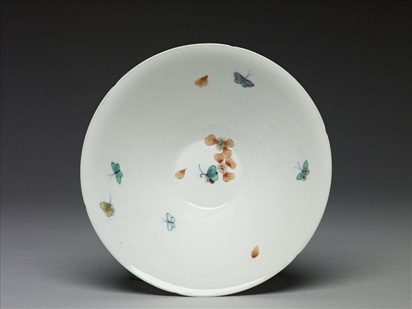 鬥彩梅蝶紋葵口碗