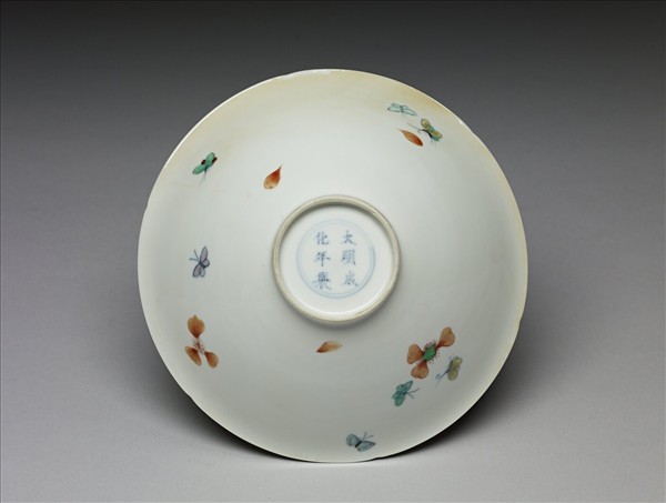 鬥彩梅蝶紋葵口碗