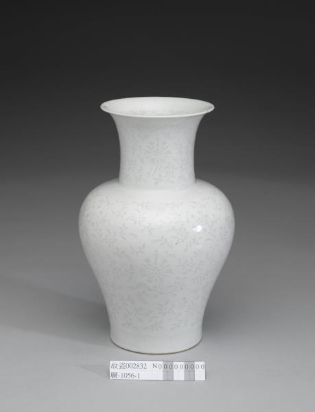 景德鎮窯 白瓷雕花玲瓏紋瓶