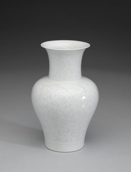 景德鎮窯 白瓷雕花玲瓏紋瓶