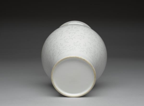 景德鎮窯 白瓷雕花玲瓏紋瓶