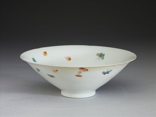 鬥彩梅蝶紋葵口碗