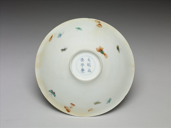 鬥彩梅蝶紋葵口碗