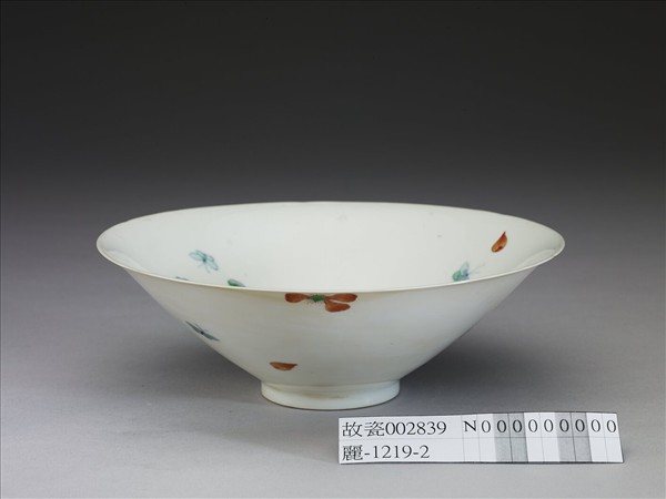 鬥彩梅蝶紋葵口碗