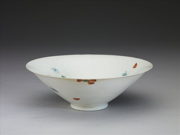 鬥彩梅蝶紋葵口碗