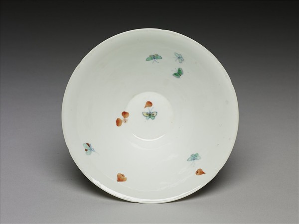 鬥彩梅蝶紋葵口碗