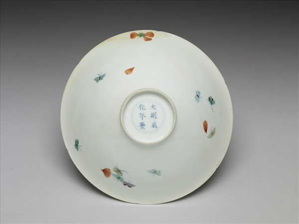 鬥彩梅蝶紋葵口碗