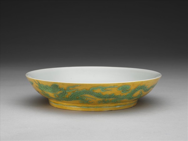 嬌黃釉綠彩龍紋盤