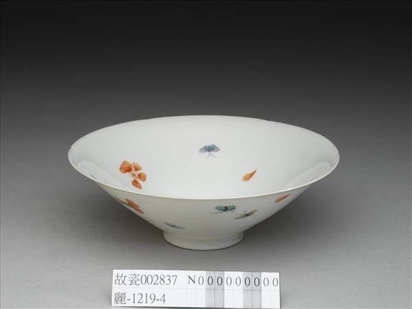 鬥彩梅蝶紋葵口碗