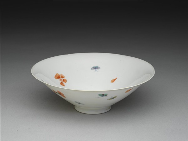 鬥彩梅蝶紋葵口碗