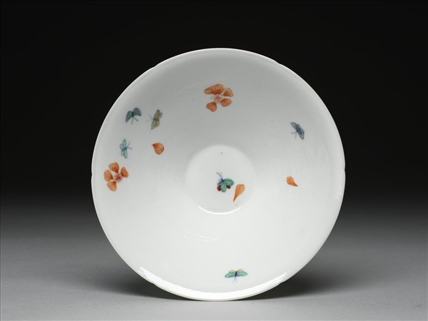 鬥彩梅蝶紋葵口碗
