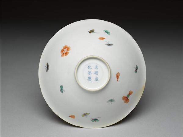 鬥彩梅蝶紋葵口碗