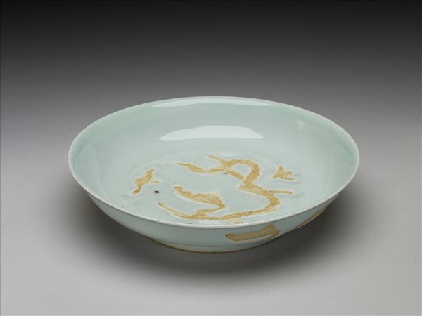 白瓷劃花龍紋盤