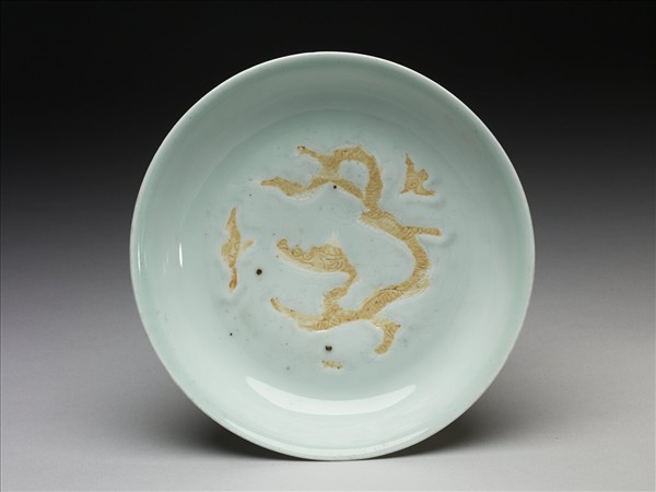 白瓷劃花龍紋盤