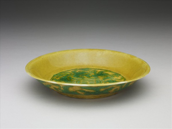 嬌黃釉綠彩雲鶴紋盤