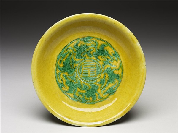 嬌黃釉綠彩雲鶴紋盤