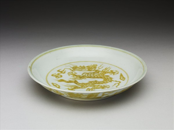 白釉黃彩龍紋盤