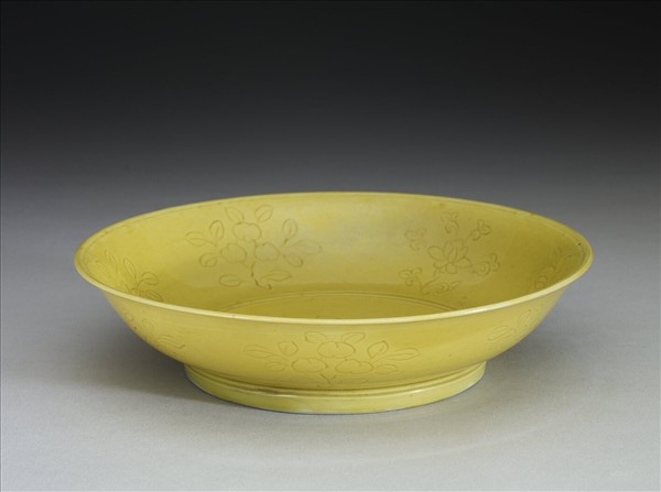 黃釉劃花花果紋盤
