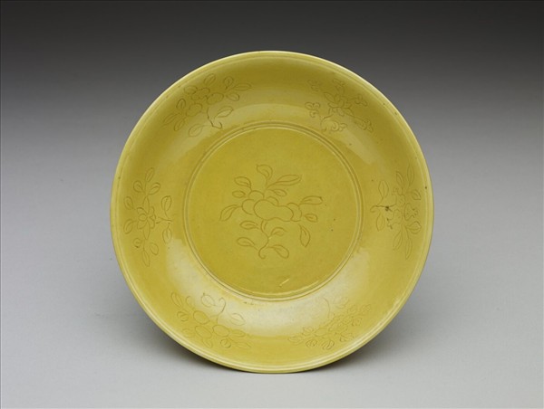 黃釉劃花花果紋盤
