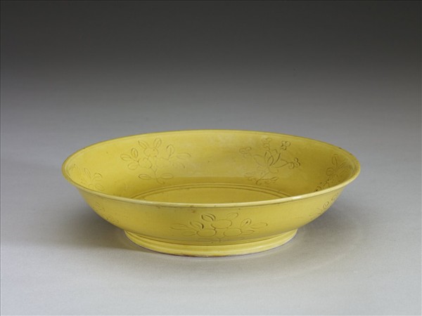 黃釉劃花花果紋盤