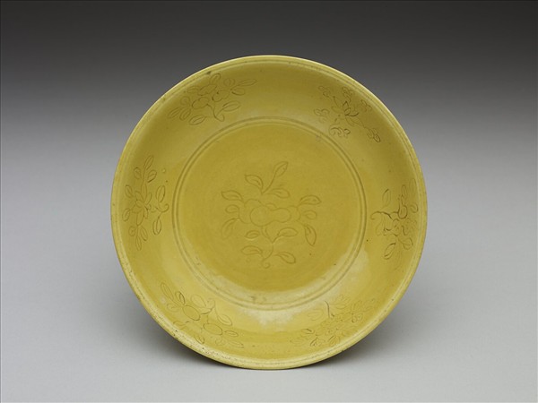 黃釉劃花花果紋盤