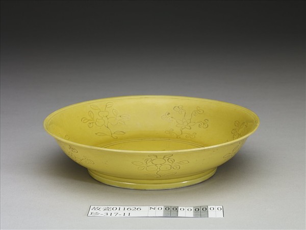 黃釉劃花花果紋盤