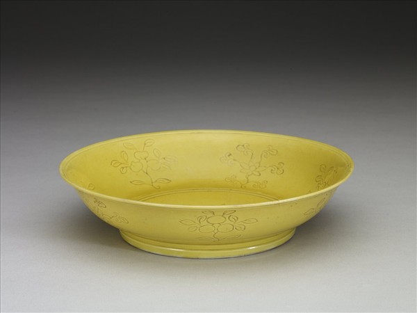 黃釉劃花花果紋盤