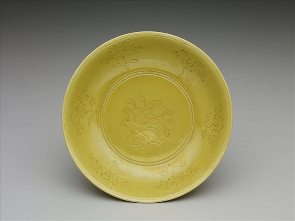 黃釉劃花花果紋盤