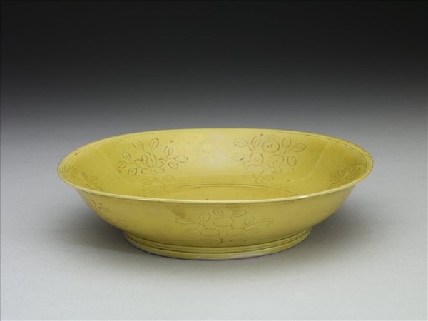 黃釉劃花花果紋盤