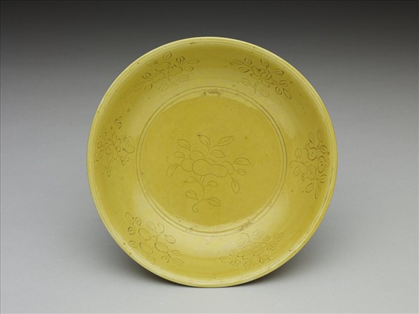 黃釉劃花花果紋盤