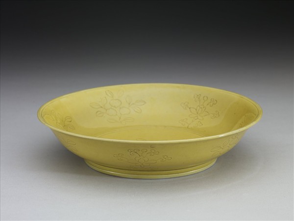 黃釉劃花花果紋盤
