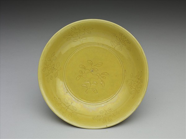 黃釉劃花花果紋盤