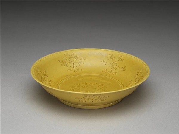 黃釉劃花花果紋盤