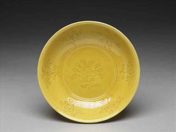 黃釉劃花花果紋盤